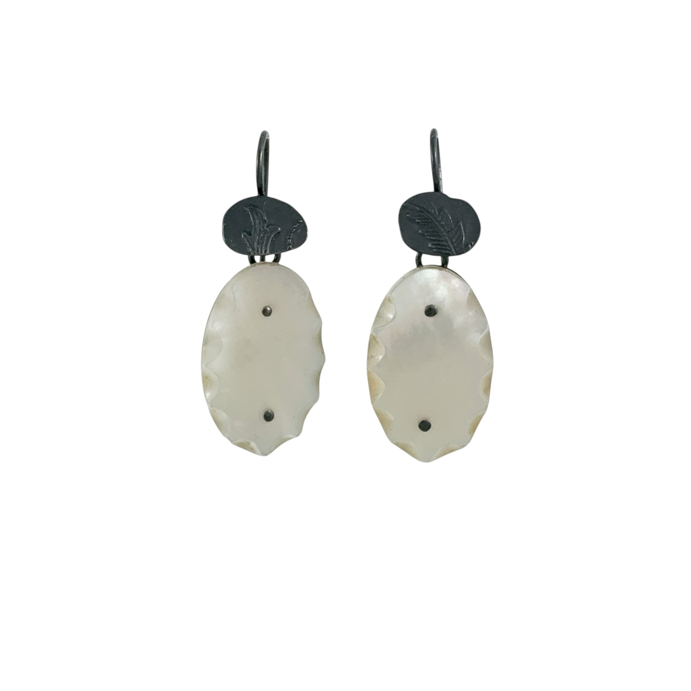 Oval Landscape Biseaute Mother of Pearl Small Earrings - Cynthia Nge