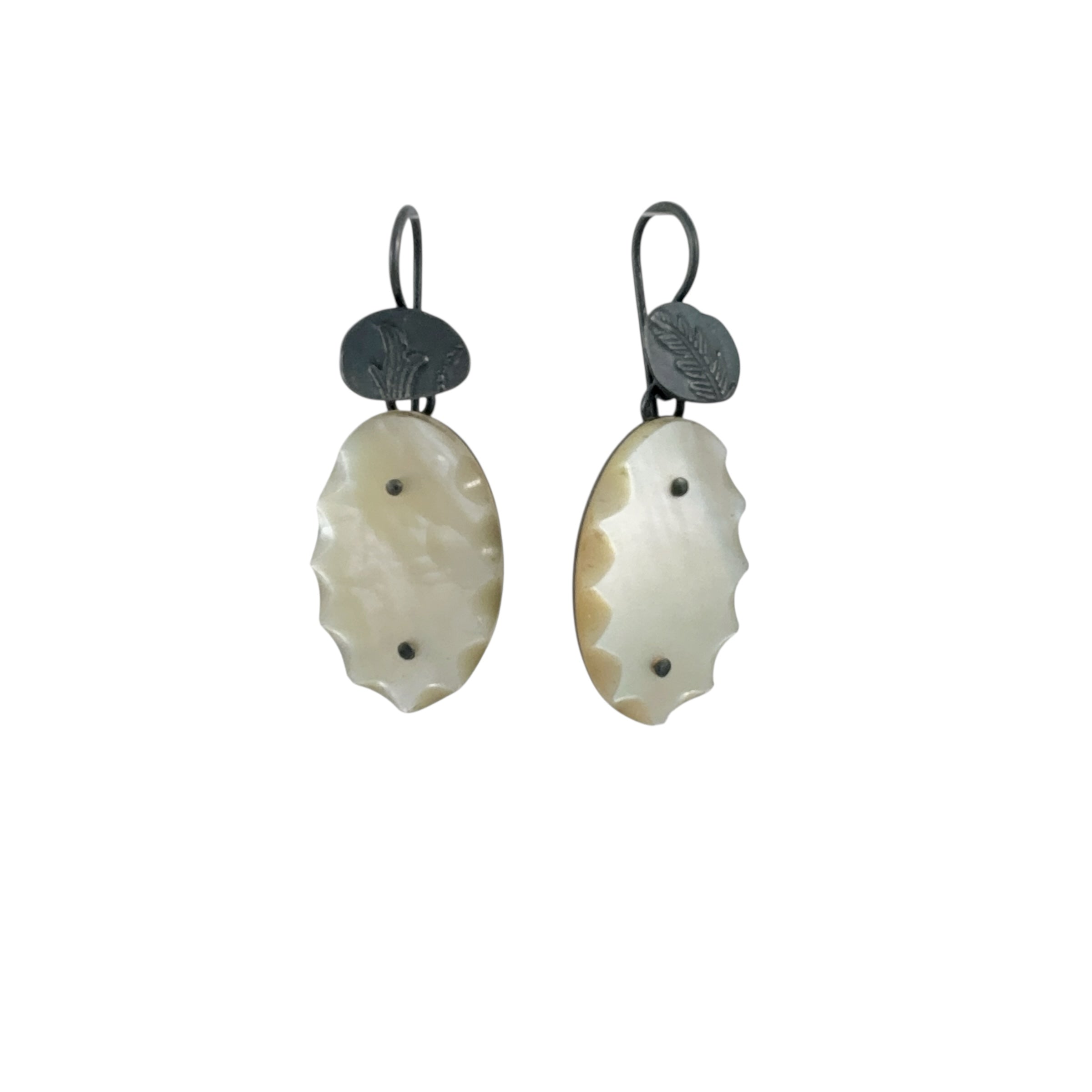 Oval Landscape Biseaute Mother of Pearl Small Earrings - Cynthia Nge